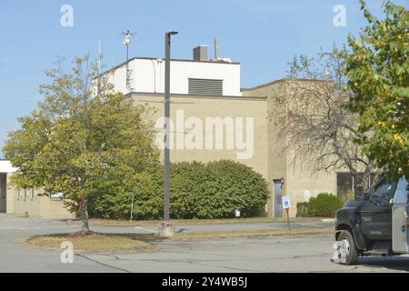 Ayer, Massachusetts, États-Unis. 19 septembre 2024. Le centre médical de Nashoba Valley Medical Center de Steward Healthcare a fermé à la suite de la faillite du propriétaire et tous les panneaux identifiant l'établissement ont disparu. Une grande benne à ordures a été placée devant l'entrée et plusieurs camions de ramassage des ordures et autres équipements lourds sont stationnés dans les lieux d'anciens médecins, travailleurs de la santé, personnel infirmier et administrateurs et patients. Un comité du Sénat des États-Unis enquêtant sur la faillite de Steward Health Care a voté aujourd'hui pour tenir le PDG, Ralph de la Torre, coupable d'outrage au Congrès Banque D'Images