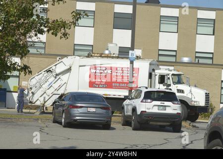 Ayer, Massachusetts, États-Unis. 19 septembre 2024. Le centre médical de Nashoba Valley Medical Center de Steward Healthcare a fermé à la suite de la faillite du propriétaire et tous les panneaux identifiant l'établissement ont disparu. Une grande benne à ordures a été placée devant l'entrée et plusieurs camions de ramassage des ordures et autres équipements lourds sont stationnés dans les lieux d'anciens médecins, travailleurs de la santé, personnel infirmier et administrateurs et patients. Un comité du Sénat des États-Unis enquêtant sur la faillite de Steward Health Care a voté aujourd'hui pour tenir le PDG, Ralph de la Torre, coupable d'outrage au Congrès Banque D'Images