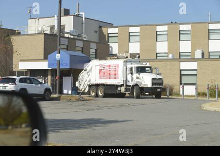 Ayer, Massachusetts, États-Unis. 19 septembre 2024. Le centre médical de Nashoba Valley Medical Center de Steward Healthcare a fermé à la suite de la faillite du propriétaire et tous les panneaux identifiant l'établissement ont disparu. Une grande benne à ordures a été placée devant l'entrée et plusieurs camions de ramassage des ordures et autres équipements lourds sont stationnés dans les lieux d'anciens médecins, travailleurs de la santé, personnel infirmier et administrateurs et patients. Un comité du Sénat des États-Unis enquêtant sur la faillite de Steward Health Care a voté aujourd'hui pour tenir le PDG, Ralph de la Torre, coupable d'outrage au Congrès Banque D'Images