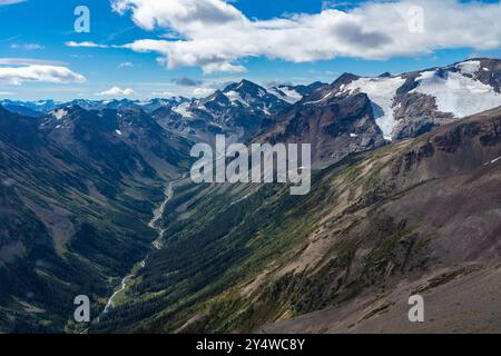 Vallée alpine affichant un glacier en recul dans le nord de la Colombie-Britannique, Canada. Banque D'Images