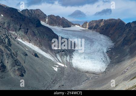 Glacier reculant sur une montagne dans le nord de la Colombie-Britannique, Canada. Banque D'Images