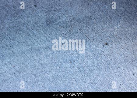 Cette image montre une vue rapprochée détaillée d'un beau tapis bleu qui présente une multitude de petits points colorés dispersés sur sa surface Banque D'Images