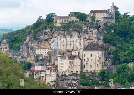 Rocamadour village médiéval situé sur la route des pèlerins dans le département du Lot dans le sud-ouest de la France, a attiré les visiteurs pour son cadre en gorge au-dessus de trib Banque D'Images