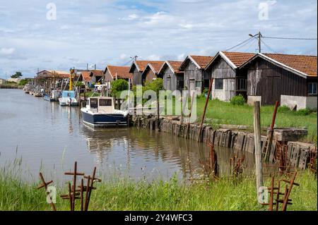 Voyager en France, vieilles cabanes en bois et élevages d'huîtres dans le village de Gujan-Mestras, culture, pêche et vente de coquillages d'huîtres fraîches, Arcachon b Banque D'Images