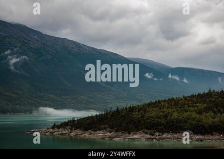 Montagnes bordant l'eau à Skagway, Alaska. Banque D'Images