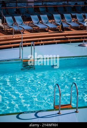 Piscine vide sur un bateau de croisière au soleil. Banque D'Images