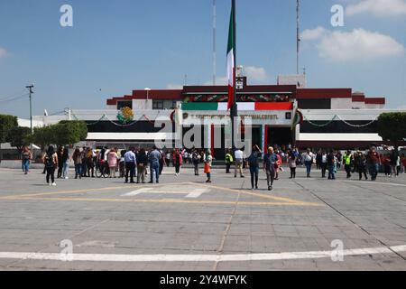 Nezahualcoyotl, Mexique. 19 septembre 2024. Citoyens mexicains participant à l'exercice national 2024 d'un hypothétique tremblement de terre de magnitude 7,5 Richter échelle sismologique avec épicentre à Guerrero au palais municipal de Nezahualcoyotl. Le 19 septembre 2024 dans l'État de Mexico, Mexique. (Photo de Carlos Santiago/Eytepix Group) crédit : Eyepix Group/Alamy Live News Banque D'Images