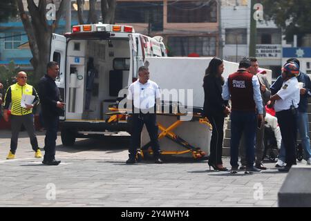 Nezahualcoyotl, Mexique. 19 septembre 2024. Citoyens mexicains participant à l'exercice national 2024 d'un hypothétique tremblement de terre de magnitude 7,5 Richter échelle sismologique avec épicentre à Guerrero au palais municipal de Nezahualcoyotl. Le 19 septembre 2024 dans l'État de Mexico, Mexique. (Photo de Carlos Santiago/ Eytepix Group) crédit : Sipa USA/Alamy Live News Banque D'Images