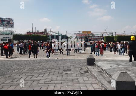 Nezahualcoyotl, Mexique. 19 septembre 2024. Citoyens mexicains participant à l'exercice national 2024 d'un hypothétique tremblement de terre de magnitude 7,5 Richter échelle sismologique avec épicentre à Guerrero au palais municipal de Nezahualcoyotl. Le 19 septembre 2024 dans l'État de Mexico, Mexique. (Photo de Carlos Santiago/ Eytepix Group) crédit : Sipa USA/Alamy Live News Banque D'Images