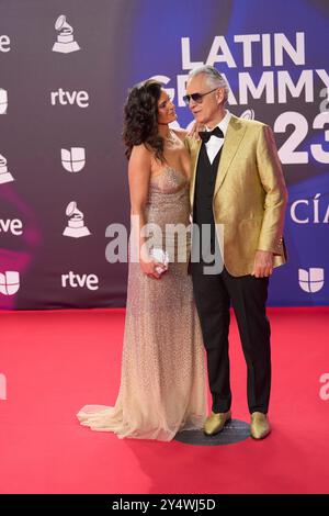 Andrea Bocelli, Veronica Berti assiste au tapis rouge lors de la 24e cérémonie annuelle des Latin GRAMMY Awards à la FIBES le 16 novembre 2023 à Séville, Espagne. Banque D'Images