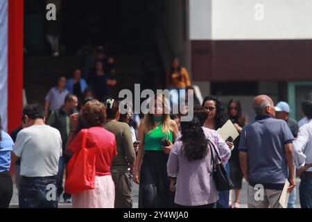 Citoyens mexicains participant à l'exercice national 2024 d'un hypothétique tremblement de terre de magnitude 7,5 Richter échelle sismologique avec épicentre à Guerrero au palais municipal de Nezahualcoyotl. (Crédit image : © Carlos Santiago/eyepix via ZUMA Press Wire) USAGE ÉDITORIAL SEULEMENT! Non destiné à UN USAGE commercial ! Banque D'Images
