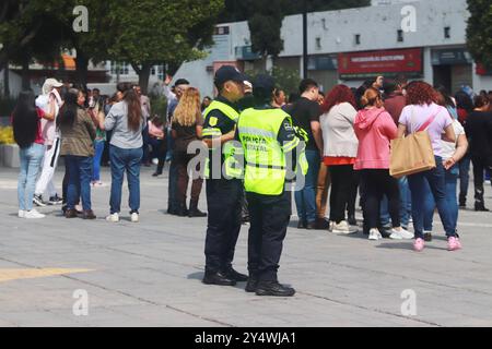 Nezahualcoyotl, Mexique. 19 septembre 2024. Citoyens mexicains participant à l'exercice national 2024 d'un hypothétique tremblement de terre de magnitude 7,5 Richter échelle sismologique avec épicentre à Guerrero au palais municipal de Nezahualcoyotl. Le 19 septembre 2024 dans l'État de Mexico, Mexique. (Photo de Carlos Santiago/ Eytepix Group) crédit : Sipa USA/Alamy Live News Banque D'Images