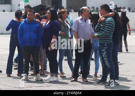 Nezahualcoyotl, Mexique. 19 septembre 2024. Citoyens mexicains participant à l'exercice national 2024 d'un hypothétique tremblement de terre de magnitude 7,5 Richter échelle sismologique avec épicentre à Guerrero au palais municipal de Nezahualcoyotl. Le 19 septembre 2024 dans l'État de Mexico, Mexique. (Photo de Carlos Santiago/ Eytepix Group) crédit : Sipa USA/Alamy Live News Banque D'Images