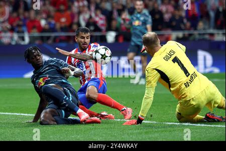 Madrid, Allemagne. 19 septembre 2024. Football : Ligue des Champions, ronde préliminaire, journée 1, Atletico Madrid - RB Leipzig à l'Estadio Metropolitano. Angel Correa de Madrid (au centre) contre Castello Lukeba de Leipzig (à gauche) et le gardien de but Peter Gulacsi. Crédit : Jan Woitas/dpa/Alamy Live News Banque D'Images