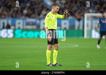 L'arbitre du match, Clement Turpin de France, en action lors du match de football de l'UEFA Champions League 2024/2025 entre Atalanta BC et Arsenal FC au Gewiss Stadium le 19 septembre 2024, Bergame, Italie. Banque D'Images