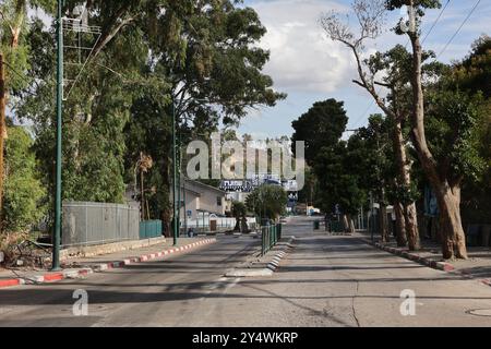 Kiryat Shmona. 19 septembre 2024. La photo prise le 19 septembre 2024 montre une rue vide dans la ville israélienne de Kiryat Shmona. Jeudi, les Forces de défense israéliennes (FDI) ont rapporté que le Hezbollah avait lancé des frappes de drones et de missiles dans le nord d’Israël, faisant deux morts parmi les soldats israéliens et de graves blessés parmi les autres. Crédit : Gil Cohen Magen/Xinhua/Alamy Live News Banque D'Images