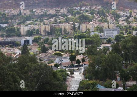 Kiryat Shmona. 19 septembre 2024. La photo prise le 19 septembre 2024 montre une rue vide dans la ville israélienne de Kiryat Shmona. Jeudi, les Forces de défense israéliennes (FDI) ont rapporté que le Hezbollah avait lancé des frappes de drones et de missiles dans le nord d’Israël, faisant deux morts parmi les soldats israéliens et de graves blessés parmi les autres. Crédit : Gil Cohen Magen/Xinhua/Alamy Live News Banque D'Images