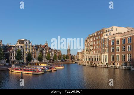 La rivière Amstel avec la Munttower en arrière-plan. Dans la vieille ville d'Amsterdam Banque D'Images