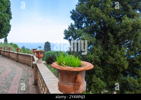 Vue sur la mer Ionienne depuis les jardins publics de Taormina, Sicile, Italie Banque D'Images