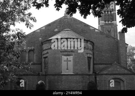 Gosport, Hampshire, Angleterre. 14 septembre 2024. Vue en niveaux de gris de l'arrière de l'église avec des pigeons reposant sur une corniche étroite. Cette photo fait partie d'une série que j'ai prise lors d'une récente visite à l'église de la Sainte Trinité pendant les Journées portes ouvertes du patrimoine Gosport. Banque D'Images