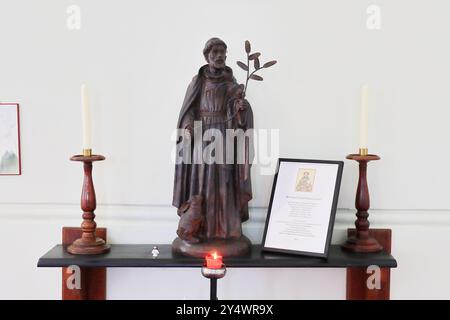 Gosport, Hampshire, Angleterre. 14 septembre 2024. Une statue de Saint François d'assise. Cette photo fait partie d'une série que j'ai prise lors d'une récente visite à l'église de la Sainte Trinité pendant les Journées portes ouvertes du patrimoine Gosport. Banque D'Images