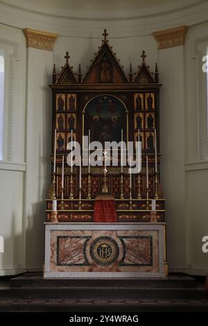 Gosport, Hampshire, Angleterre. 14 septembre 2024. L'autel à l'intérieur de l'église. Cette photo fait partie d'une série que j'ai prise lors d'une récente visite à l'église de la Sainte Trinité pendant les Journées portes ouvertes du patrimoine Gosport. Banque D'Images