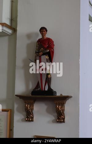 Gosport, Hampshire, Angleterre. 14 septembre 2024. Statue de Saint George avec un bouclier portant la croix de Saint George. Cette photo fait partie d'une série que j'ai prise lors d'une récente visite à l'église de la Sainte Trinité pendant les Journées portes ouvertes du patrimoine Gosport. Banque D'Images