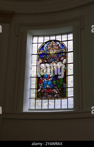 Gosport, Hampshire, Angleterre. 14 septembre 2024. L'un des deux vitraux de l'église, un troisième est caché par l'autel. Cette photo fait partie d'une série que j'ai prise lors d'une récente visite à l'église de la Sainte Trinité pendant les Journées portes ouvertes du patrimoine Gosport. Banque D'Images