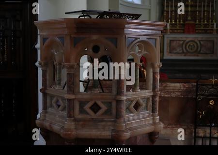 Gosport, Hampshire, Angleterre. 14 septembre 2024. Partie supérieure ornée de la chaire, sculptée par Thomas Earp. Cette photo fait partie d'une série que j'ai prise lors d'une récente visite à l'église de la Sainte Trinité pendant les Journées portes ouvertes du patrimoine Gosport. Banque D'Images