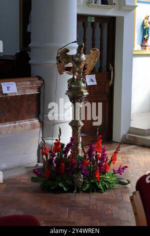 Gosport, Hampshire, Angleterre. 14 septembre 2024. Une grande conférence d'aigle en laiton avec des fleurs à sa base. Cette photo fait partie d'une série que j'ai prise lors d'une récente visite à l'église de la Sainte Trinité pendant les Journées portes ouvertes du patrimoine Gosport. Banque D'Images