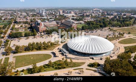 Vue aérienne du Memorial Stadium et du State Farm Center de l'Université de l'Illinois pour les équipes sportives et les événements Fighting Illini. Banque D'Images