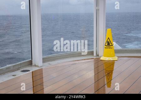 Panneau de plancher mouillé sur le pont du bateau de croisière Banque D'Images