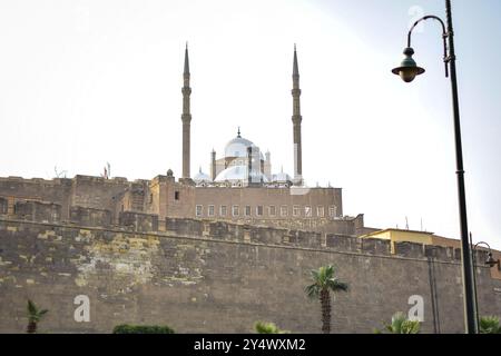 la vue de la citadelle salahuddin et de la mosquée ali pacha au caire egypte angle du sol à la lumière du jour Banque D'Images