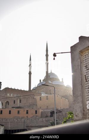 la vue de la citadelle salahuddin et de la mosquée ali pacha au caire egypte angle du sol à la lumière du jour Banque D'Images