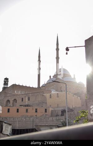 la vue de la citadelle salahuddin et de la mosquée ali pacha au caire egypte angle du sol à la lumière du jour Banque D'Images