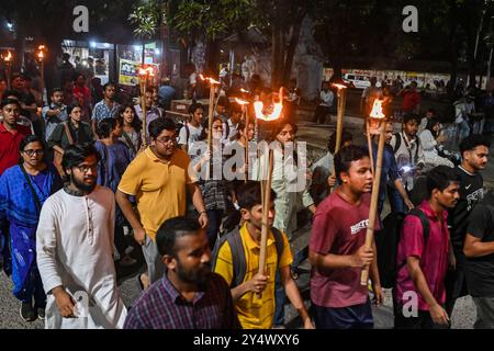 Dhaka, Bangladesh. 19 septembre 2024. Les manifestants ont organisé une marche de protestation au flambeau pour exiger une enquête et un procès en bonne et due forme pour l'exécution extrajudiciaire de deux personnes à l'Université de Dhaka et à l'Université Jahangirnagar à Dhaka, au Bangladesh, le 19 septembre 2024. Crédit : SOPA images Limited/Alamy Live News Banque D'Images