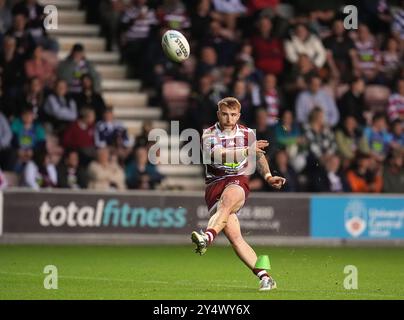 Adam Keighran des Warriors lance une conversion lors du match de Betfred Super League au Brick Community Stadium de Wigan. Date de la photo : jeudi 19 septembre 2024. Banque D'Images