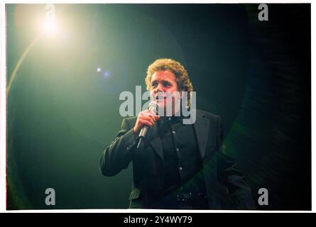 MICHAEL BALL, CONCERT À DOMICILE, 1996 : le chanteur gallois Michael Ball à son sommet de jeune star du West End jouant un concert dans sa ville natale avec son album 'The Musicals' live à Cardiff International Arena CIA à Cardiff, pays de Galles, Royaume-Uni le 6 décembre 1996. Photo : Rob Watkins. INFO : Michael Ball est un chanteur, acteur et star de théâtre musical britannique connu pour sa voix puissante et ses performances polyvalentes. Avec une carrière de plusieurs décennies, il a joué dans de grandes productions du West End et a sorti de nombreux albums, excellant à la fois dans la pop et le théâtre. Banque D'Images