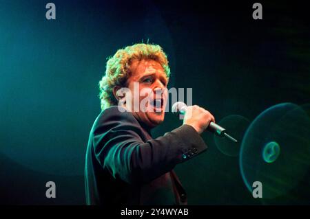 MICHAEL BALL, CONCERT À DOMICILE, 1996 : le chanteur gallois Michael Ball à son sommet de jeune star du West End jouant un concert dans sa ville natale avec son album 'The Musicals' live à Cardiff International Arena CIA à Cardiff, pays de Galles, Royaume-Uni le 6 décembre 1996. Photo : Rob Watkins. INFO : Michael Ball est un chanteur, acteur et star de théâtre musical britannique connu pour sa voix puissante et ses performances polyvalentes. Avec une carrière de plusieurs décennies, il a joué dans de grandes productions du West End et a sorti de nombreux albums, excellant à la fois dans la pop et le théâtre. Banque D'Images