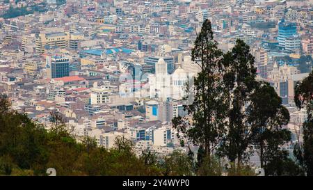 Ambato, Tungurahua / Équateur - 7 janvier 2024 : vue aérienne de l'église de la cathédrale d'Ambato. Cette église a été reconstruite en 1952 Banque D'Images