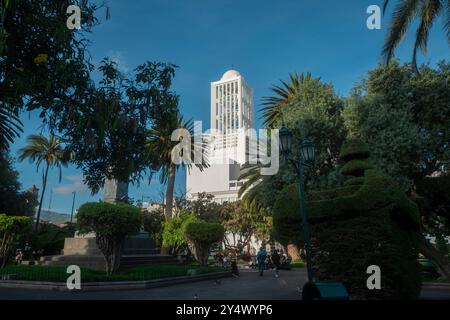 Ambato, Tungurahua / Équateur - 6 janvier 2024 : vue de l'église de la cathédrale d'Ambato depuis le parc Montalvo. Cette église a été reconstruite en 1952 Banque D'Images