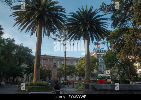 Ambato, Tungurahua / Équateur - 6 janvier 2024 : les gens marchent dans le parc Pedro Fermin Cevallos dans la ville d'Ambato Banque D'Images