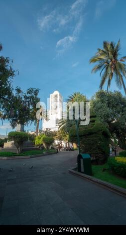 Ambato, Tungurahua / Équateur - 6 janvier 2024 : vue de l'église de la cathédrale d'Ambato depuis le parc Montalvo. Cette église a été reconstruite en 1952 Banque D'Images