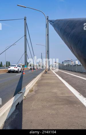 Die Theodor-Heuss-Brücke, Rheinquerung, Schrägseilbrücke, erste Straßenbrücke der s.g. Düsseldorfer Brückenfamilie, ist marode, für, Betonschäden Fahrzeuge über 30 Tonnen Gesamtgewicht gesperrt, die Planungen eines Ersatzneubau sind angelaufen, Düsseldorf, NRW, Deutschland Theodor-Heuss-Brücke *** Düsseldorf 30 Düsseldorf Banque D'Images