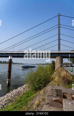 Die Theodor-Heuss-Brücke, Rheinquerung, Schrägseilbrücke, erste Straßenbrücke der s.g. Düsseldorfer Brückenfamilie, ist marode, für, Betonschäden Fahrzeuge über 30 Tonnen Gesamtgewicht gesperrt, die Planungen eines Ersatzneubau sind angelaufen, Düsseldorf, NRW, Deutschland Theodor-Heuss-Brücke *** Düsseldorf 30 Düsseldorf Banque D'Images