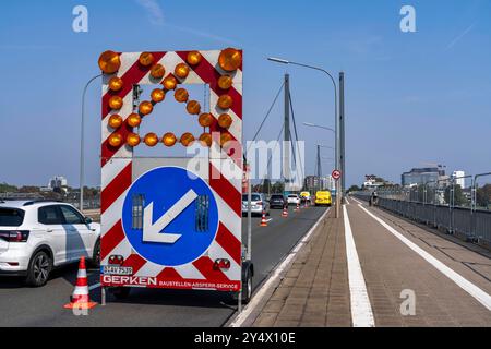 Die Theodor-Heuss-Brücke, Rheinquerung, Schrägseilbrücke, erste Straßenbrücke der s.g. Düsseldorfer Brückenfamilie, ist marode, für, Betonschäden Fahrzeuge über 30 Tonnen Gesamtgewicht gesperrt, die Planungen eines Ersatzneubau sind angelaufen, Düsseldorf, NRW, Deutschland Theodor-Heuss-Brücke *** Düsseldorf 30 Düsseldorf Banque D'Images