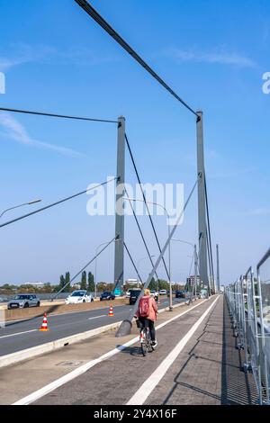 Die Theodor-Heuss-Brücke, Rheinquerung, Schrägseilbrücke, erste Straßenbrücke der s.g. Düsseldorfer Brückenfamilie, ist marode, für, Betonschäden Fahrzeuge über 30 Tonnen Gesamtgewicht gesperrt, die Planungen eines Ersatzneubau sind angelaufen, Düsseldorf, NRW, Deutschland Theodor-Heuss-Brücke *** Düsseldorf 30 Düsseldorf Banque D'Images