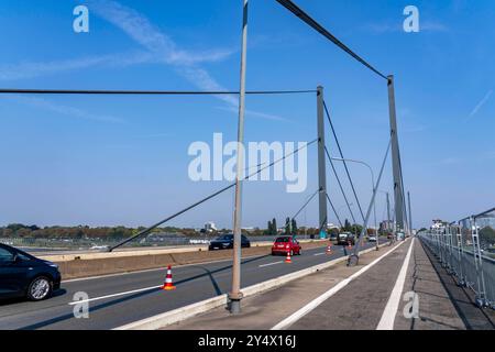 Die Theodor-Heuss-Brücke, Rheinquerung, Schrägseilbrücke, erste Straßenbrücke der s.g. Düsseldorfer Brückenfamilie, ist marode, für, Betonschäden Fahrzeuge über 30 Tonnen Gesamtgewicht gesperrt, die Planungen eines Ersatzneubau sind angelaufen, Düsseldorf, NRW, Deutschland Theodor-Heuss-Brücke *** Düsseldorf 30 Düsseldorf Banque D'Images