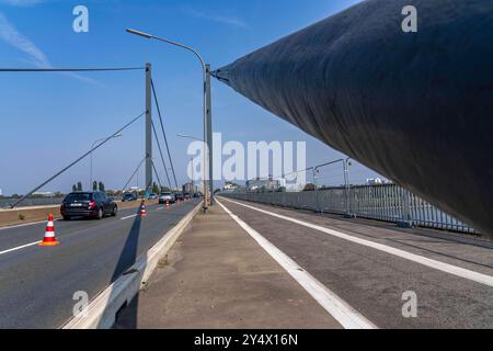 Die Theodor-Heuss-Brücke, Rheinquerung, Schrägseilbrücke, erste Straßenbrücke der s.g. Düsseldorfer Brückenfamilie, ist marode, für, Betonschäden Fahrzeuge über 30 Tonnen Gesamtgewicht gesperrt, die Planungen eines Ersatzneubau sind angelaufen, Düsseldorf, NRW, Deutschland Theodor-Heuss-Brücke *** Düsseldorf 30 Düsseldorf Banque D'Images