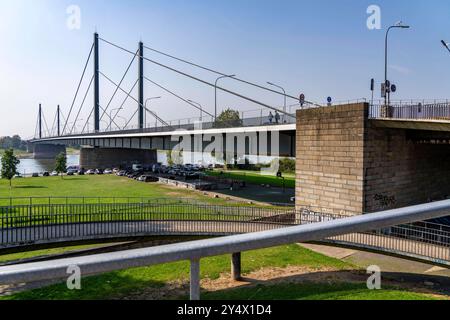 Die Theodor-Heuss-Brücke, Rheinquerung, Schrägseilbrücke, erste Straßenbrücke der s.g. Düsseldorfer Brückenfamilie, ist marode, für, Betonschäden Fahrzeuge über 30 Tonnen Gesamtgewicht gesperrt, die Planungen eines Ersatzneubau sind angelaufen, Düsseldorf, NRW, Deutschland Theodor-Heuss-Brücke *** Düsseldorf 30 Düsseldorf Banque D'Images